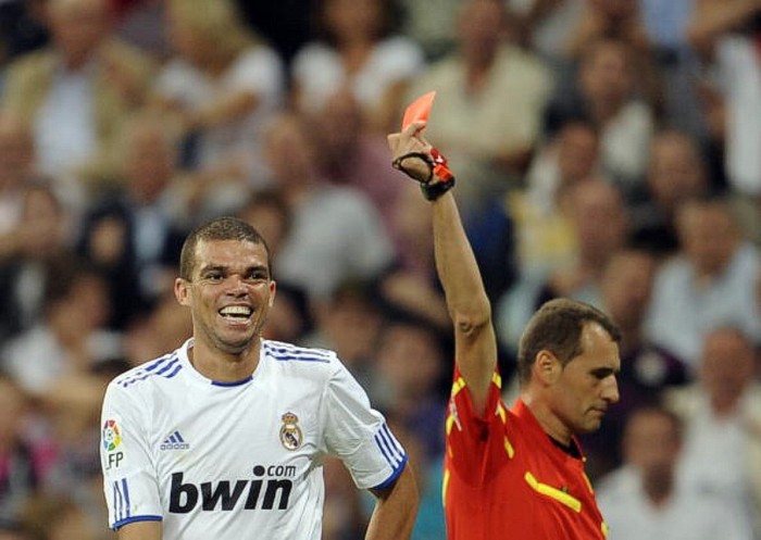6. Pepe: Tháng 4/2009, Pepe bị treo giò 10 trận sau khi bị thẻ đỏ vì phạm lỗi với Javier Casquero và sau đó là đạp liên tiếp vào người anh này. Cũng là Pepe đạp vào tay Lionel Messi, gây gổ với đồng đội cũ Javier Balboa, bị phạt vì dám dọa trọng tài trong đường hầm. Và tất nhiên là cả những chiếc thẻ đỏ.